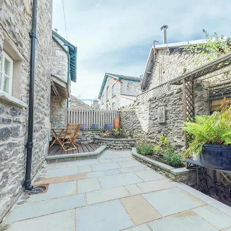 Dom wakacyjny Pass The Keys Georgian Courtyard & Parking